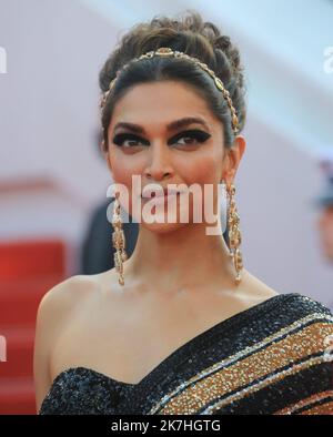 ©PHOTOPQR/NICE MATIN/Frantz Bouton ; Cannes ; 17/05/2022 ; Deepika Padukone, membre du jury, arrive pour la projection de 'final Cut (Coupez!)' Et la cérémonie d'ouverture du Festival annuel de Cannes 75th, à Cannes, France, 17 mai 2022. Banque D'Images