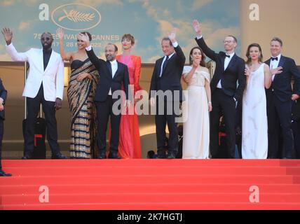 ©PHOTOPQR/NICE MATIN/Frantz Bouton ; Cannes ; 17/05/2022 ; acteur français et Président du jury du Festival de Cannes 75th Vincent Lindon (C) pose avec des membres du jury (froml) réalisateur français Ladj Ly, actrice indienne Deepika Padukone, réalisateur iranien Asghar Farhadi, actrice britannique Rebecca Hall, actrice suédoise Noomi Rapace, actrice suédoise Le réalisateur norvégien Joachim Trèves, l'actrice italienne Jasmine Trinca et le réalisateur américain Jeff Nichols arrivent pour assister à la projection de 'final Cut (Coupez !)' Avant la cérémonie d'ouverture de l'édition 75th du Festival de Cannes, sout Banque D'Images