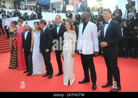 ©PHOTOPQR/NICE MATIN/Frantz Bouton ; Cannes ; 17/05/2022 ; acteur français et Président du jury du Festival de Cannes 75th Vincent Lindon (C) pose avec des membres du jury (froml) réalisateur français Ladj Ly, actrice indienne Deepika Padukone, réalisateur iranien Asghar Farhadi, actrice britannique Rebecca Hall, actrice suédoise Noomi Rapace, actrice suédoise Le réalisateur norvégien Joachim Trèves, l'actrice italienne Jasmine Trinca et le réalisateur américain Jeff Nichols arrivent pour assister à la projection de 'final Cut (Coupez !)' Avant la cérémonie d'ouverture de l'édition 75th du Festival de Cannes, sout Banque D'Images