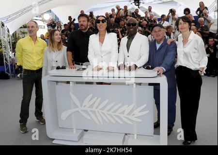 ©PHOTOPQR/NICE MATIN/Patrice Lapoirie ; Cannes ; 18/05/2022 ; 'CAMERA-d'OR'-JURÉ-PHOTOCALL-75th-ANNUEL-CANNES-FILM-FESTI CANNES, FRANCE - MAI 18 : Olivier Pelisson, Natasza Chroscicki, Samuel le Bihan, Rossy de Palma, Lucien Jean-Baptiste, Jean-Claude Larrieu et Élénore Weber assistent à la séance photo du jury de la section "caméra d'Or" lors du festival annuel de Cannes 75th au Palais des Festivals sur 18 mai 2022 à Cannes, France. Banque D'Images