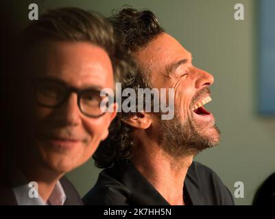 ©PHOTOPQR/NICE MATIN/Frantz Bouton ; Cannes ; 18/05/2022 ; le réalisateur français Michel Hazanavicius et l'acteur français Romain Duris lors d'une conférence de presse pour 'final Cut (Coupez !)' Lors de l'édition 75th du Festival de Cannes à Cannes, dans le sud de la France, sur 18 mai 2022 Banque D'Images