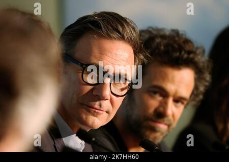 ©PHOTOPQR/NICE MATIN/Frantz Bouton ; Cannes ; 18/05/2022 ; le réalisateur français Michel Hazanavicius et l'acteur français Romain Duris lors d'une conférence de presse pour 'final Cut (Coupez !)' Lors de l'édition 75th du Festival de Cannes à Cannes, dans le sud de la France, sur 18 mai 2022 Banque D'Images