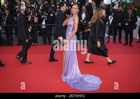 ©PHOTOPQR/LE PARISIEN/Fred Dugit ; Cannes ; 20/05/2022 ; Cuture / Cinéma Palais des festivals à Cannes (06), le 20 mai 2022 montée des marches du film TROIS MILLE ANS DE DÉSIR (TROIS MILLE ans ans A T’ATTENDRE) [hors Société] de George Miller Rose Bertram photo LP / Fred Dugit - Festival international du film de Cannes le 20th 2022 mai Banque D'Images