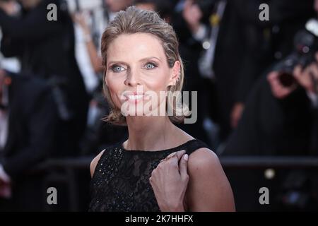 ©PHOTOPQR/LE PARISIEN/Fred Dugit ; Cannes ; 20/05/2022 ; Cuture / Cinéma Palais des festivals à Cannes (06), le 20 mai 2022 montée des marches du film TROIS MILLE ANS DE DÉSIR (TROIS MILLE ans an A T’ATTENDRE) [hors Société] de George Miller Sylvie Tellier photo LP / Fred Dugit - Festival international du film de Cannes le 20th 2022 mai Banque D'Images