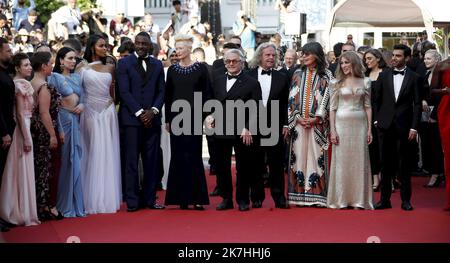 ©PHOTOPQR/NICE MATIN/Patrice Lapoirie ; Cannes ; 20/05/2022 ; (de L) scénariste Augusta Gore, actrice turque Burcu Golgedar, actrice britannique Idris Elba et sa femme Sabrina Dhowre Elba, actrice britannique Tilda Swinton, Le réalisateur et scénariste australien George Miller et le producteur britannique Doug Mitchell arrivent pour la projection du film « trois mille ans de désir » lors de l'édition 75th du Festival de Cannes, dans le sud de la France, sur 20 mai 2022. - Festival international de Cannes le 20th 2022 mai Banque D'Images