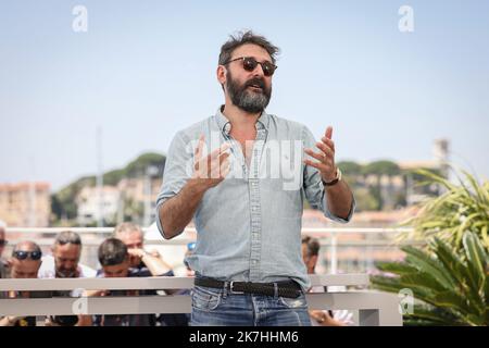 ©PHOTOPQR/LE PARISIEN/Fred Dugit ; Cannes ; 21/05/2022 ; Cuture / Cinéma Palais des festivals à Cannes (06), le 21 mai 2022 Photocall du film FUMER FAIT TOUSSER (FUMER PROVOQUE LA TOUX) QUENTIN DUPIEUX Réalisateur (France) - Festival international du film de Cannes le 20th 2022 mai Banque D'Images