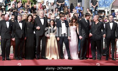 ©PHOTOPQR/NICE MATIN/Patrice Lapoirie ; Cannes ; 21/05/2022 ; Model Carolina Gynning, acteur allemand Ralph Schicha, actrice suisse Sunnyi Melles, acteur américain Woody Harrelson, acteur suédois Arvin Kananian, actrice philippine Dolly de Leon, réalisateur suédois et scénariste Ruben lund, actrice danoise Jean-Ostei Berlin, actrice française Christophe Folly de Leon Le modèle sud-africain et actrice Charlbi Dean, le producteur Philippe Bober, l'acteur britannique Harris Dickinson, l'acteur suédois Henrik Dorsin, le producteur suédois Erik Hemmendorff arrivent pour la projection du film 'Triangle de la tristesse' au cours de l'année 75t Banque D'Images