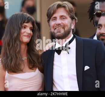 ©PHOTOPQR/NICE MATIN/Patrice Lapoirie ; Cannes ; 21/05/2022 ; Froml) l'actrice danoise Vicki Berlin, la mannequin sud-africaine et actrice Charlbi Dean et le réalisateur et scénariste suédois Ruben Ostlund arrivent pour la projection du film 'Triangle de la tristesse' lors de l'édition 75th du Festival de Cannes, dans le sud de la France, sur 21 mai 2022. - Festival international de Cannes le 20th 2022 mai Banque D'Images