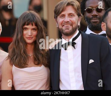 ©PHOTOPQR/NICE MATIN/Patrice Lapoirie ; Cannes ; 21/05/2022 ; Froml) l'actrice danoise Vicki Berlin, la mannequin sud-africaine et actrice Charlbi Dean et le réalisateur et scénariste suédois Ruben Ostlund arrivent pour la projection du film 'Triangle de la tristesse' lors de l'édition 75th du Festival de Cannes, dans le sud de la France, sur 21 mai 2022. - Festival international de Cannes le 20th 2022 mai Banque D'Images