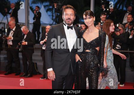 ©PHOTOPQR/LE PARISIEN/Fred Dugit ; Cannes ; 21/05/2022 ; Cuture / Cinéma Palais des festivals à Cannes (06), le 21 mai 2022 montée des marches du film R.M.N. [En préparation] ici Samuel le Bihan et l'actrice et mannequin Stefania Cristian photo LP / Fred Dugit Banque D'Images