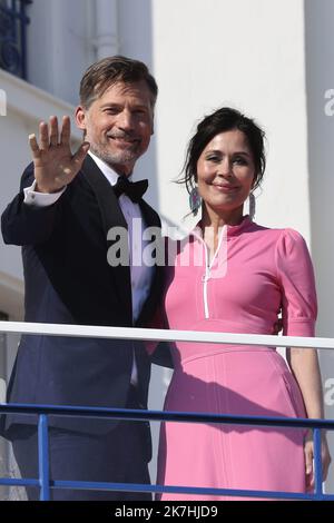 ©François Glories/MAXPPP - 17/05/2022 l'acteur danois Nikolaj Coster-Waldau et son épouse le chanteur Nukâka sur la terrasse de l'Hôtel Martinez avant de partir pour la cérémonie d'ouverture du Festival de Cannes 75th. 17 mai 2022. Banque D'Images