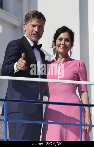 ©François Glories/MAXPPP - 17/05/2022 l'acteur danois Nikolaj Coster-Waldau et son épouse le chanteur Nukâka sur la terrasse de l'Hôtel Martinez avant de partir pour la cérémonie d'ouverture du Festival de Cannes 75th. 17 mai 2022. Banque D'Images