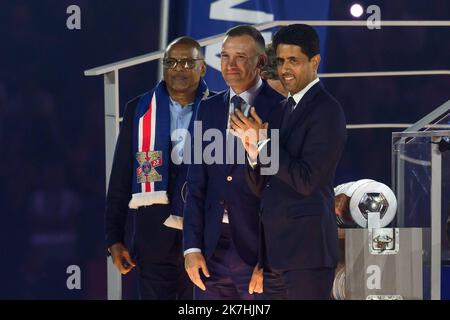 ©Julien Mattia / le Pictorium / MAXPPP - Paris 22/05/2022 Julien Mattia / le Pictorium - 22/05/2022 - France / Ile-de-France / Paris - Bernard Lama, André Shevchenko et le Président du PSG, nasser al-khelaifi lors de la rencontre entre le PSG et le FC Metz au Parc des Princes, A Paris le 21 Mai 2022. / 22/05/2022 - France / Ile-de-France (région) / Paris - Bernard Lama, André Shevchenko et le Président du PSG, nasser al-khelaifi lors de la rencontre entre le PSG et le FC Metz au Parc des Princes, à Paris, sur 21 mai 2022. Banque D'Images