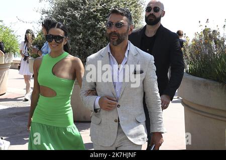 ©Francois Glories/MAXPPP - 19/05/2022 l'actrice américaine Eva Longoria et son mari José Antonio Bastón se rentrent à Cannes depuis le déjeuner sur la Croisette. Banque D'Images