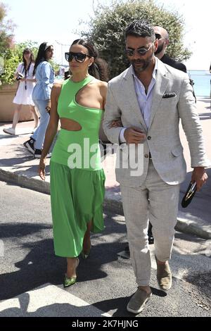 ©Francois Glories/MAXPPP - 19/05/2022 l'actrice américaine Eva Longoria et son mari José Antonio Bastón se rentrent à Cannes depuis le déjeuner sur la Croisette. Banque D'Images