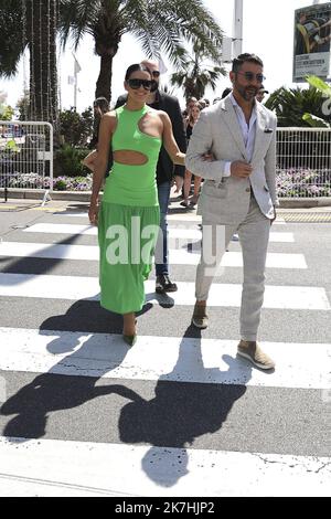 ©Francois Glories/MAXPPP - 19/05/2022 l'actrice américaine Eva Longoria et son mari José Antonio Bastón se rentrent à Cannes depuis le déjeuner sur la Croisette. Banque D'Images