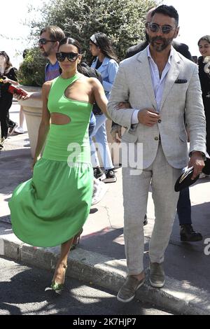 ©Francois Glories/MAXPPP - 19/05/2022 l'actrice américaine Eva Longoria et son mari José Antonio Bastón se rentrent à Cannes depuis le déjeuner sur la Croisette. Banque D'Images