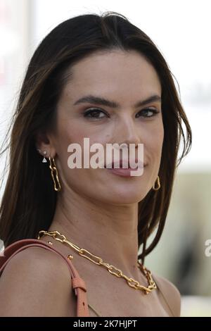 ©François Glories/MAXPPP - 21/05/2022 le mannequin brésilien Alexandra Ambrosio et ses amis marchent sur la Croisette pendant le Festival de Cannes 75th. Banque D'Images