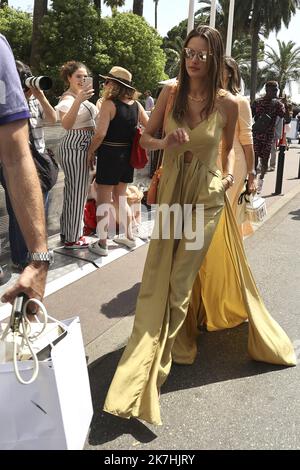 ©François Glories/MAXPPP - 21/05/2022 le mannequin brésilien Alexandra Ambrosio et ses amis marchent sur la Croisette pendant le Festival de Cannes 75th. Banque D'Images