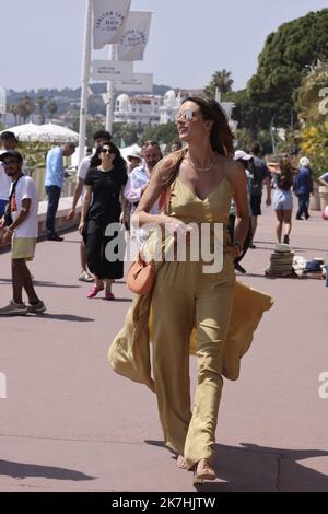 ©François Glories/MAXPPP - 21/05/2022 le mannequin brésilien Alexandra Ambrosio et ses amis marchent sur la Croisette pendant le Festival de Cannes 75th. Banque D'Images