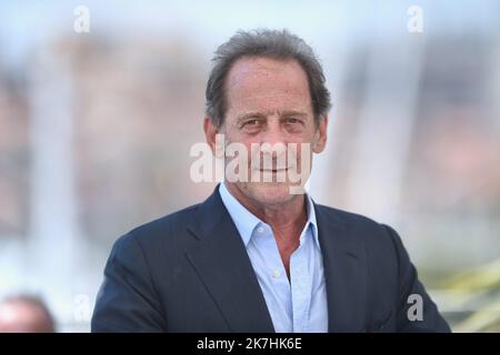 ©franck castel/MAXPPP - 16/05/2022 CANNES, FRANCE - MAI 17 : Vincent Lindon assiste au photocall du jury lors du festival annuel de Cannes 75th au Palais des Festivals sur 17 mai 2022 à Cannes, France. Banque D'Images