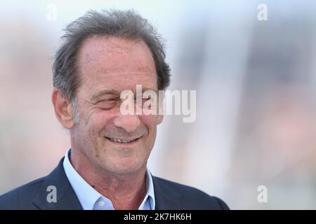 ©franck castel/MAXPPP - 16/05/2022 CANNES, FRANCE - MAI 17 : Vincent Lindon assiste au photocall du jury lors du festival annuel de Cannes 75th au Palais des Festivals sur 17 mai 2022 à Cannes, France. Banque D'Images