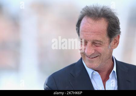 ©franck castel/MAXPPP - 16/05/2022 CANNES, FRANCE - MAI 17 : Vincent Lindon assiste au photocall du jury lors du festival annuel de Cannes 75th au Palais des Festivals sur 17 mai 2022 à Cannes, France. Banque D'Images