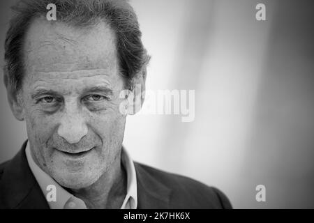 ©franck castel/MAXPPP - 16/05/2022 CANNES, FRANCE - MAI 17 : Vincent Lindon assiste au photocall du jury lors du festival annuel de Cannes 75th au Palais des Festivals sur 17 mai 2022 à Cannes, France. Banque D'Images