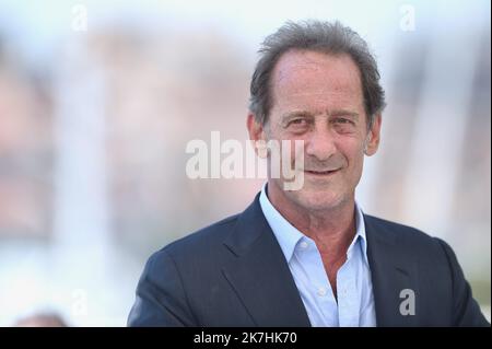 ©franck castel/MAXPPP - 16/05/2022 CANNES, FRANCE - MAI 17 : Vincent Lindon assiste au photocall du jury lors du festival annuel de Cannes 75th au Palais des Festivals sur 17 mai 2022 à Cannes, France. Banque D'Images