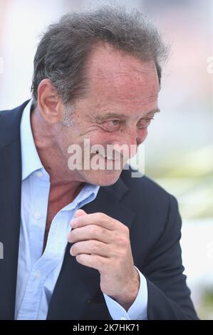 ©franck castel/MAXPPP - 16/05/2022 CANNES, FRANCE - MAI 17 : Vincent Lindon assiste au photocall du jury lors du festival annuel de Cannes 75th au Palais des Festivals sur 17 mai 2022 à Cannes, France. Banque D'Images