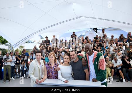 ©franck castel/MAXPPP - 20/05/2022 fumer provoque la toux Fumar fait Tousser Photocall - le Festival annuel de Cannes 75th CANNES, FRANCE - MAI 21 Jean-Pascal Zadi, Gilles Lellouche, Oulaya Amamra, Anaïs Demoustier et Vincent Lacoste Banque D'Images