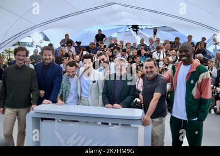 ©franck castel/MAXPPP - 20/05/2022 fumer provoque la toux Fumar fait Tousser Photocall Festival annuel de Cannes 75th CANNES, FRANCE - MAI 21 Gilles Lellouche, Jean-Pascal Zadi, Alain Chabat, Quentin Dupieux, Vincent Lacoste, Jérôme Niel, Grégoire Ludig et David Marsais Banque D'Images