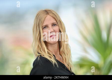 ©franck castel/MAXPPP - 21/05/2022 chronique d'une liaison Passagere Journal d'Une affaire éphémère Photocall - le Festival annuel de Cannes 75th Sandrine Kiberlain CANNES, FRANCE - MAI 22 Banque D'Images