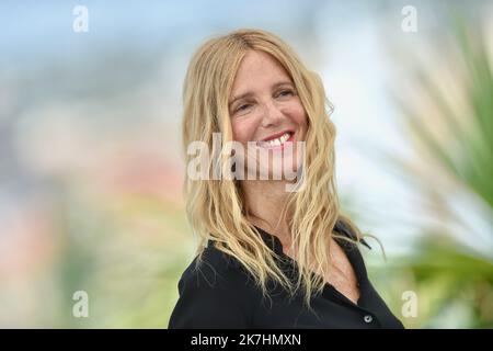 ©franck castel/MAXPPP - 21/05/2022 chronique d'une liaison Passagere Journal d'Une affaire éphémère Photocall - le Festival annuel de Cannes 75th Sandrine Kiberlain CANNES, FRANCE - MAI 22 Banque D'Images