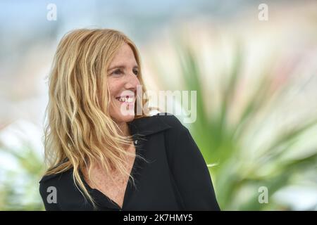 ©franck castel/MAXPPP - 21/05/2022 chronique d'une liaison Passagere Journal d'Une affaire éphémère Photocall - le Festival annuel de Cannes 75th Sandrine Kiberlain CANNES, FRANCE - MAI 22 Banque D'Images