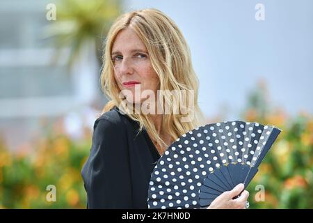 ©franck castel/MAXPPP - 21/05/2022 chronique d'une liaison Passagere Journal d'Une affaire éphémère Photocall - le Festival annuel de Cannes 75th Sandrine Kiberlain CANNES, FRANCE - MAI 22 Banque D'Images