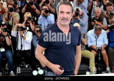 ©PHOTOPQR/NICE MATIN/Patrice Lapointe ; Cannes ; 23/05/2022 ; l'acteur français Jean Dujardin assiste à une séance photo pour le film « novembre (novembre) » lors de l'édition 75th du Festival de Cannes à Cannes, dans le sud de la France, sur 23 mai 2022. Édition 75th du Festival de Cannes à Cannes, dans le sud de la France, sur 23 mai 2022. Banque D'Images