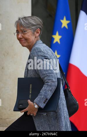 ©Julien Mattia / le Pictorium/MAXPPP - Paris 23/05/2022 Julien Mattia / le Pictorium - 23/5/2022 - France / Ile-de-France / Paris - la première Ministre, Elisabeth borne arrivée au Conseil des ministres du 23 Mai 2022 / 23/5/2022 - France / Ile-de-France (région) / Paris - le Premier ministre, Elisabeth borne arrive au Conseil des ministres sur 23 mai 2022 Banque D'Images