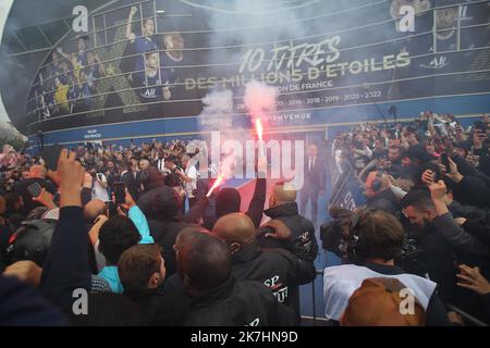 ©PHOTOPQR/LE PARISIEN/Stéphane Duprat ; Boulogne-Billancourt ; 23/05/2022 ; Boulogne-Billancourt, hauts-de-Seine (92), le 23 mai 2022. Killian Mbappé, attaquant du club de pied du Paris Saint-Germins sorte de la conférence de presse et salez ses fans et les ultras. - Boulogne Billancourt, France, mai 23rd 2022 après une conférence de presse Killian Mbappe, qui a démissionné pendant 3 ans avec PSG, salue ses fans Banque D'Images