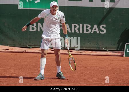 ©Sébastien Muylaert/MAXPPP - Paris 24/05/2022 Facundo Bagni, de l'Argentine, réagit contre Daniil Medvedev lors du match des singles hommes du premier tour le jour 3 de l'Open de France à Roland Garros à Paris, France.24.05.2022 Banque D'Images