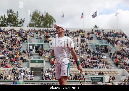 ©Sébastien Muylaert/MAXPPP - Paris 24/05/2022 Facundo Bagni, de l'Argentine, réagit contre Daniil Medvedev lors du match des singles hommes du premier tour le jour 3 de l'Open de France à Roland Garros à Paris, France.24.05.2022 Banque D'Images