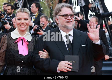 ©PHOTOPQR/NICE MATIN/Patrice Lapoirie ; Cannes ; 24/05/2022 ; le réalisateur mexicain Guillermo Del Toro (R) et le scénariste Kim Morgan arrivent pour la projection du film "l'innocent (l'innocent)" lors de l'édition 75th du Festival de Cannes, dans le sud de la France, sur 24 mai 2022. Banque D'Images