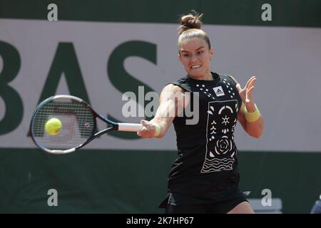 ©Sébastien Muylaert/MAXPPP - Paris 25/05/2022 Maria Sakkari de Grèce joue un front contre Karolina Muchova de la République tchèque lors de l'édition 2 de l'Open de France du 4e jour de l'Open de 2022 à Roland Garros à Paris, France. 25.05.2022 Banque D'Images