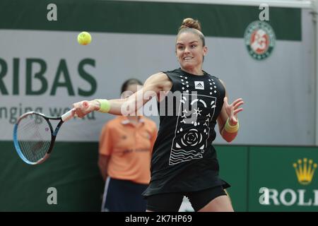 ©Sébastien Muylaert/MAXPPP - Paris 25/05/2022 Maria Sakkari de Grèce joue un front contre Karolina Muchova de la République tchèque lors de l'édition 2 de l'Open de France du 4e jour de l'Open de 2022 à Roland Garros à Paris, France. 25.05.2022 Banque D'Images