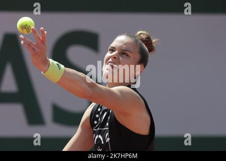 ©Sébastien Muylaert/MAXPPP - Paris 25/05/2022 Maria Sakkari de Grèce sert contre Karolina Muchova de la République tchèque lors de l'édition 2 de l'Open de France du 4e jour de l'Open de France 2022 à Roland Garros à Paris, France. 25.05.2022 Banque D'Images