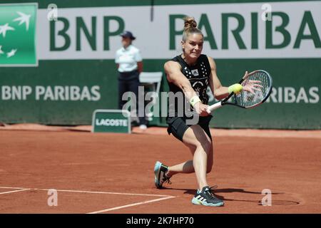 ©Sébastien Muylaert/MAXPPP - Paris 25/05/2022 Maria Sakkari de Grèce joue un revers contre Karolina Muchova de la République tchèque lors de l'édition 2 de l'Open de France du 4e jour de l'Open de 2022 à Roland Garros à Paris, France. 25.05.2022 Banque D'Images