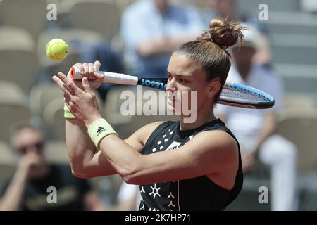 ©Sébastien Muylaert/MAXPPP - Paris 25/05/2022 Maria Sakkari de Grèce se penche contre Karolina Muchova de la République tchèque lors de l'édition 2 de l'Open de France du 4e jour de l'Open de 2022 à Roland Garros à Paris, France. 25.05.2022 Banque D'Images