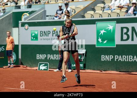 ©Sébastien Muylaert/MAXPPP - Paris 25/05/2022 Maria Sakkari de Grèce joue un revers contre Karolina Muchova de la République tchèque lors de l'édition 2 de l'Open de France du 4e jour de l'Open de 2022 à Roland Garros à Paris, France. 25.05.2022 Banque D'Images