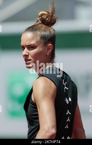 ©Sébastien Muylaert/MAXPPP - Paris 25/05/2022 Maria Sakkari de Grèce se penche contre Karolina Muchova de la République tchèque lors de l'édition 2 de l'Open de France du 4e jour de l'Open de 2022 à Roland Garros à Paris, France. 25.05.2022 Banque D'Images