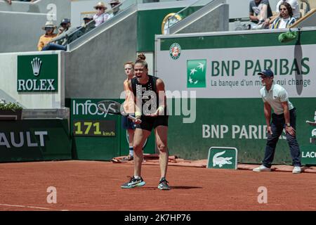 ©Sébastien Muylaert/MAXPPP - Paris 25/05/2022 Maria Sakkari, de Grèce, réagit contre Karolina Muchova, de la République tchèque, lors de l'édition 2 de l'Open de France de 2022 à Roland Garros, à Paris. 25.05.2022 Banque D'Images